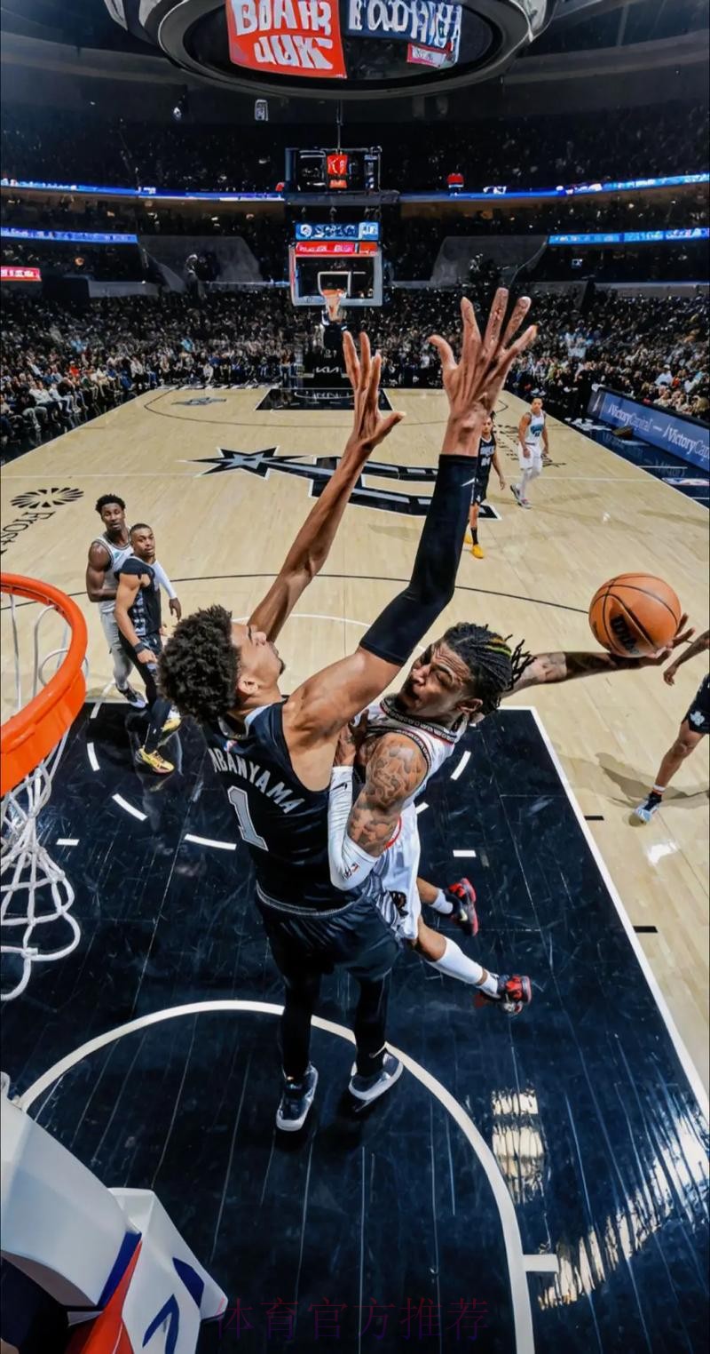 沃特斯上篮被帽 文班亚马暴扣得手 沃特斯上篮被帽 文班亚马暴扣得手