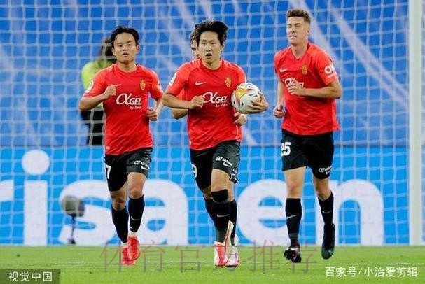 韩国天王超自信1V4打爆皇马!*弧线抬脚就有